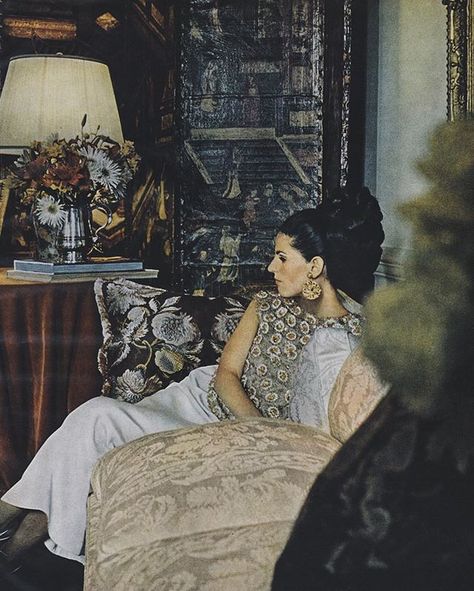 Mrs. Samuel Pryor (Annette) Reed, posed in the drawing room of her Manhattan apartment, wearing a gown by Cardin. Vogue, January 1966. Photo by Horst. Audrey Hepburn Givenchy, Paris When It Sizzles, Oud Hollywood, Audrey Hepburn Outfit, Audrey Hepburn Pictures, Audrey Hepburn Born, Glamorous Women, Classy People, Manhattan Apartment