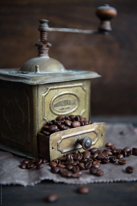 Antique Coffee Grinder, Retro Cafe, Coffee Bean Grinder, Gourmet Coffee, Coffee Photography, Coffee Cafe, Chocolate Coffee, Coffee Bean, Coffee Grinder