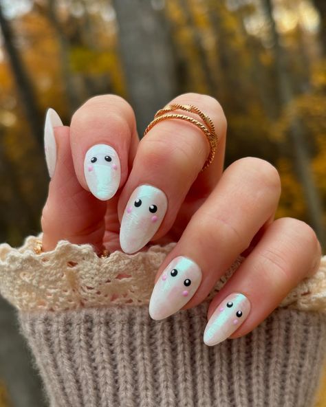 Cute mummy nails! Halloween nails don’t always have to be scary!!! #almondnails #mummynails #chrome#luxurypressonnails #halloweennailart #halloweennails #trendingnailart #crazytopgel Original set by @nailartbyjen Mummy Nails, Cute Mummy, Nails Halloween, Halloween Nail Art, Almond Nails, Halloween Nails, Nail Art, Nails, Halloween