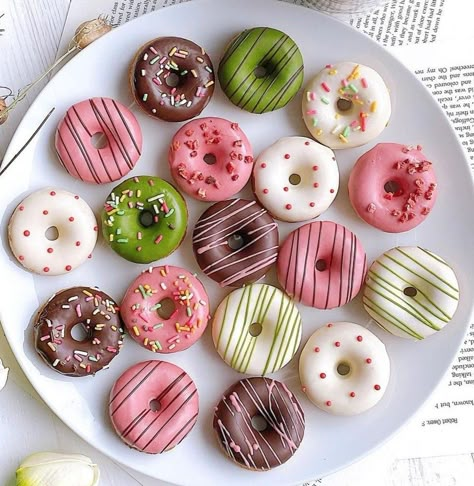 Cake Donut Ideas, Mini Donuts Toppings, Mini Donut Design Ideas, Mini Donuts Ideas Logo, Mini Donut Decorating Ideas, Decorated Donuts Ideas, Mini Donuts Packaging, Donas Aesthetic, Mini Donuts Decoration