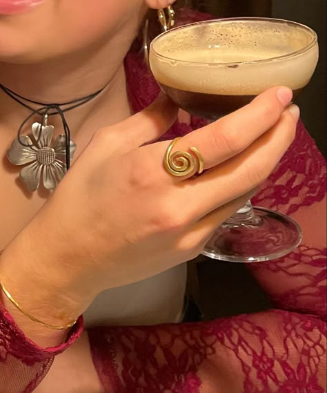 Phoebe Buffay Aesthetic, Aesthetic Friends, Phoebe Buffay, Jolie Photo, Jewelry Inspo, A Drink, Photo Dump, Shiva, Dream Life