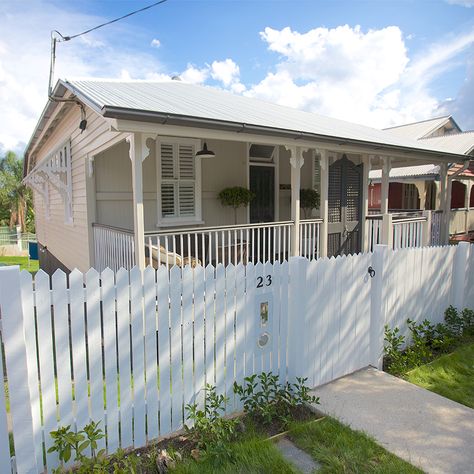 Rejuvenation of a post-war home - Queensland Homes Queensland Workers Cottage, Queenslander Verandah, Queensland Cottage, Queenslander Kitchen, Queenslander Cottage, Railway Cottage, Queensland Homes, Workers Cottage, Cottage Exterior