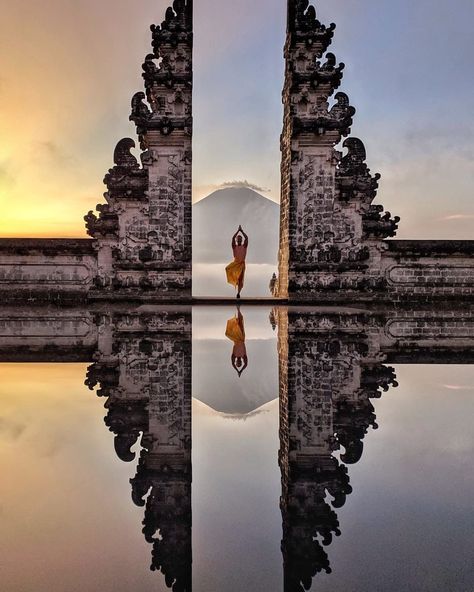 Lempuyang Temple Bali Pose, Bali Adventure, Bali 2023, Lempuyang Temple Bali, Bali Temple, Bali Travel Photography, Temple Bali, Japan Airlines, Sapa Vietnam