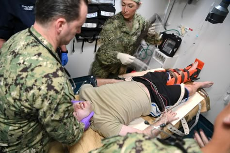 U.S. Navy and U.K. Royal Navy Sailors perform training on a Neil Robertson stretcher aboard Royal Fleet Auxiliary ship Cardigan Bay during exercise Azraq Serpent 18. Malachovski Picture, Neil Robertson, Hospital Corpsman, Us Army General, Cracked Iphone, Military Dating, Manama Bahrain, Army Medic, Army General