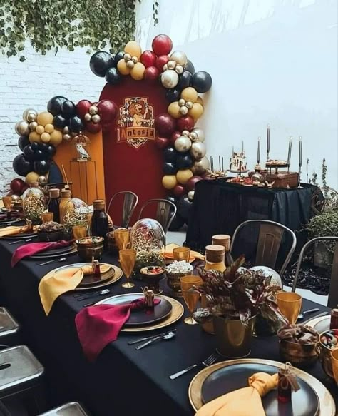 Harry Potter Dining Table, Harry Potter Themed Graduation Party, Harry Potter Table Decorations, Harry Potter Backdrop, Harry Potter Baby Birthday, Harry Potter Tea Party, Harry Potter Balloons, Harry Potter Table, Harry Potter Graduation