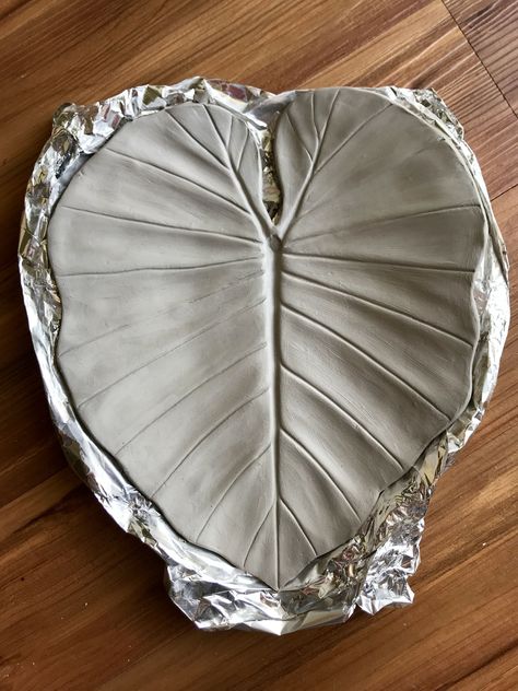 Leaf Ceramic Plate, Ceramic Leaf Plate, Clay Rolling Tray Diy, Clay Rolling Tray, Leaf Ceramics, Leaf Pottery, Ceramic Pinch Pots, Painted Ceramic Plates, Leaf Plate