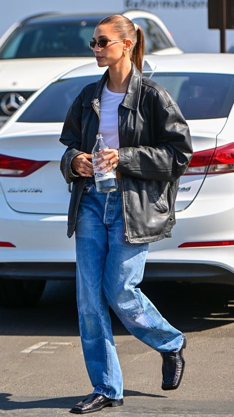 Clean Makeup Look, Hailey Baldwin Street Style, Confetti Tour, Hailey Bieber Outfits, Hailey Bieber Style, Hailey Baldwin Style, Off Duty Outfits, Looks Jeans, Leather Jacket Outfits