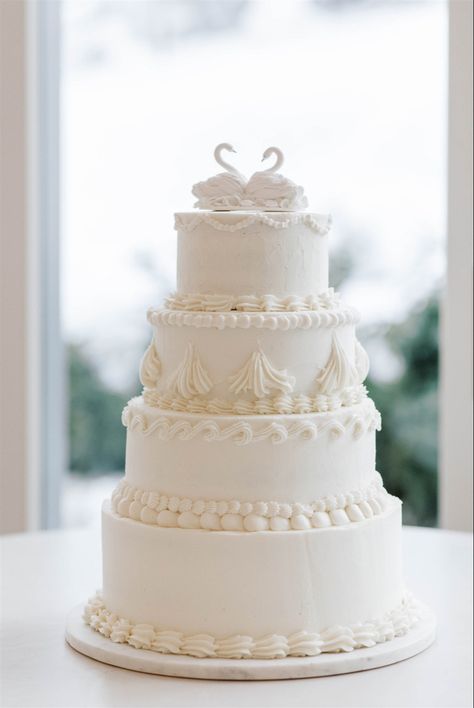 Baking Wedding Cakes, Vintage Wedding Cake Aesthetic, Classic Elegant Wedding Cake, Old Fashion Wedding Cakes, Elegant White Wedding Cake, Vintage Cake Aesthetic Wedding, Old School Wedding Cakes, Old Fashioned Wedding Cake, Old Money Wedding Cake