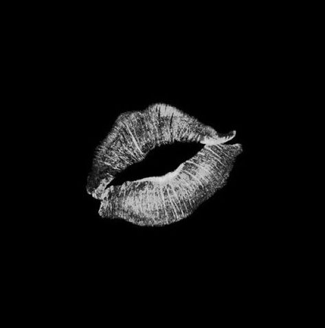 Kiss me baby one more time!! #brittneyspears Lips Aesthetic Wallpaper Black, Kiss Black Aesthetic, Black Lips Wallpaper, Black Kiss Mark, Kiss Widget, Black And White Cover Photo, Keyboard Wallpaper Black, Dark Icons For Apps, Kiss Overlay