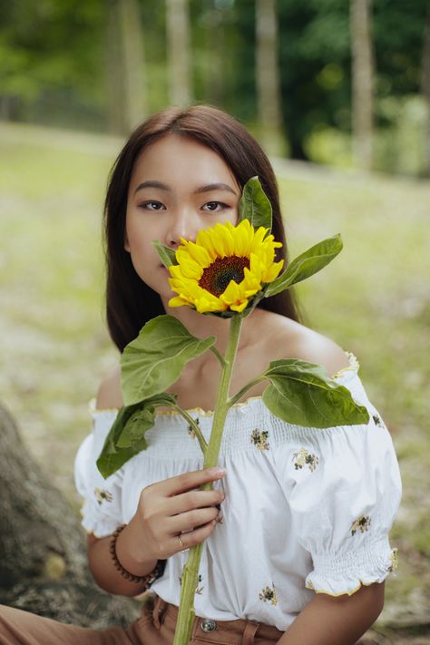 Pose With Sunflower, Poses With Sunflowers, Holding Sunflower, Sunflower Portrait, Sunflower Photoshoot, Creative Shoot, Flower Photoshoot, Pose References, Holding Flowers