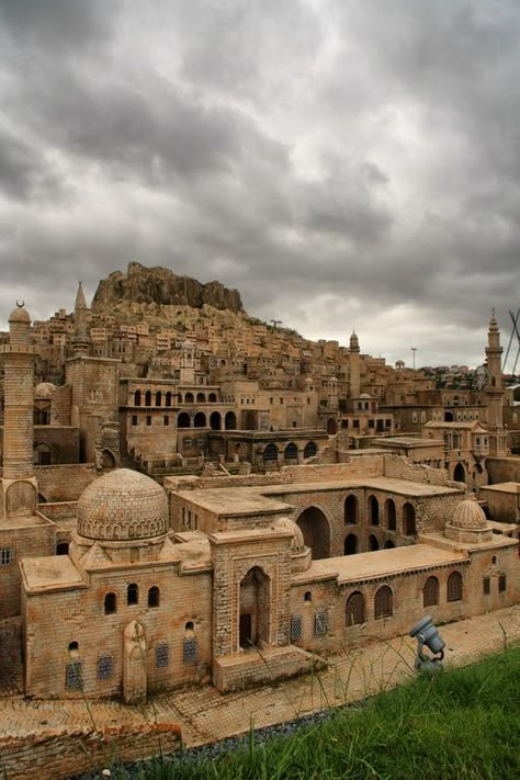 The famous stone houses of Mardin, Turkey. Stone Buildings, Istoria Artei, Voyage Europe, Ancient City, Place To Visit, Turkey Travel, Ancient Architecture, Stone Houses, Ancient Ruins