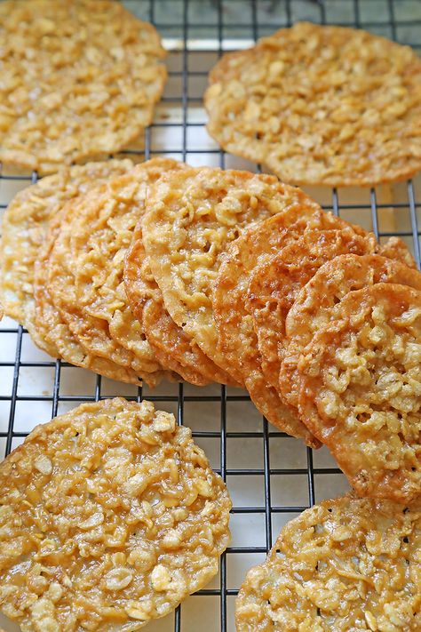 Oatmeal Lace Cookies Lace Cookies Recipe, Homemade Oatmeal Cookies, Oatmeal Lace Cookies, Almond Flour Recipes Cookies, Oatmeal Biscuits, Hawaiian Banana Bread, Oatmeal Crisp, Cookie Icing Recipe, Lace Cookies