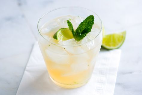 The southside cocktail is made with gin, fresh mint, and a touch of citrus. The recipe is so simple to make, you will love it. Vodka Gimlet, Honey Simple Syrup, Lemon Cocktail, Mint Simple Syrup, Gin Recipes, Gimlet, Homemade Lemonade, Cocktail Recipes Easy, Lemonade Recipes