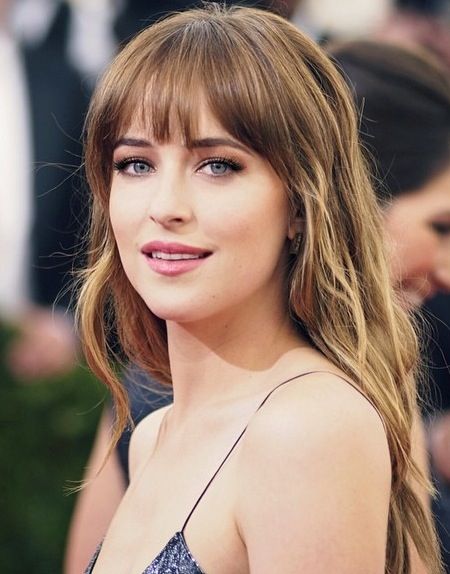 Dakota Johnson Celebrity Hair Trends, Long Fringe Hairstyles, Fringe Hairstyles, Long Hair With Bangs, Dakota Johnson, 인물 사진, Celebrity Hairstyles, Hair Dos, Hair Day