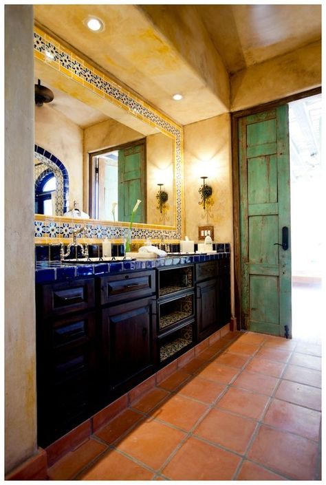 Eye For Design: Decorating In Old Spanish Colonial Style Hacienda Bathroom, Spanish Colonial Decor, Mexican Tile Bathroom, Spanish Style Bathrooms, Spanish Bathroom, Mexican Bathroom, Mexican House, Tile Mirror, Spain House