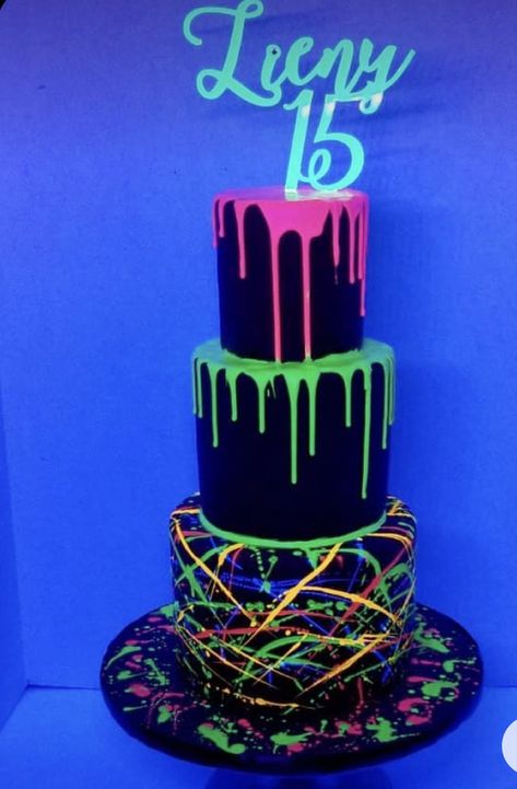 Birthday Cake Neon, Neon Sweet 16, Neon Birthday Cakes, Neon Cake, Glow Theme Party, Roller Skate Birthday Party, Neon Party Decorations, Neon Cakes, Pink Birthday Cake