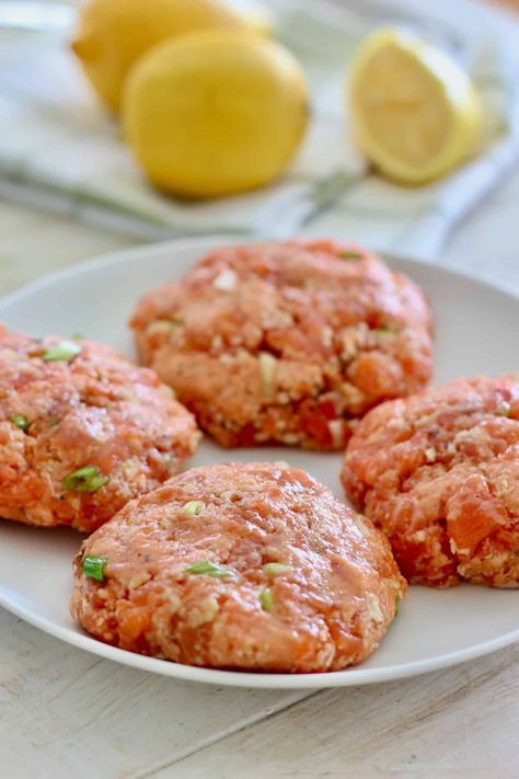 Fish Burger Patty, Salmon Burger Recipe Healthy, Grilled Salmon Patties, Salmon Burger Patties, Baked Salmon Burgers, Salmon Burger Air Fryer, Fresh Salmon Patties Recipe Easy, Fresh Salmon Burger Recipe, Air Fryer Salmon Burgers