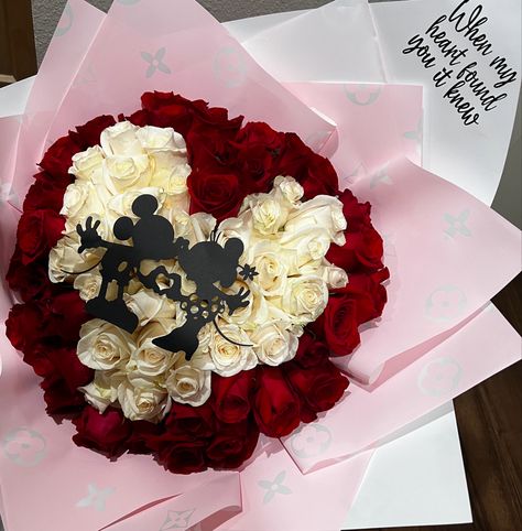 Eternal Flower Bouquet Valentines, Minnie Mouse Flower Bouquet, Mickey Mouse Flower Bouquet, Disney Flower Arrangements, Mickey Mouse Bouquet, Eternal Bouquet Ideas, Disney Bouquet, Mickey Mouse Flowers, Ramo Ideas