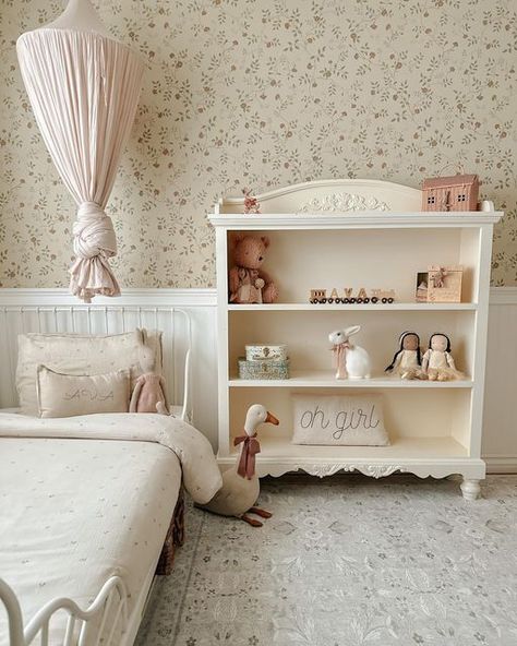 Wallpaper Baby Room, Have A Blessed Week, Nursery Closet Organization, Kids Rooms Inspo, Blessed Week, Big Girl Bedrooms, Toddler Girl Room, Kids Bedroom Inspiration, Nursery Room Design