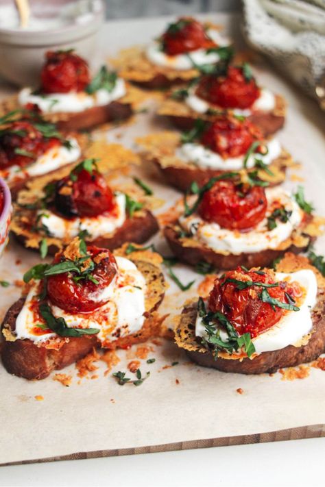 Cheesy Crusted Roasted Tomato Crostini Tomato Crostini, Baked Halloumi, Crostini Toppings, Hot Artichoke Dip, Oven Roasted Tomatoes, Epicure Recipes, Cucumber Bites, Tomato Bruschetta, Parmesan Crisps