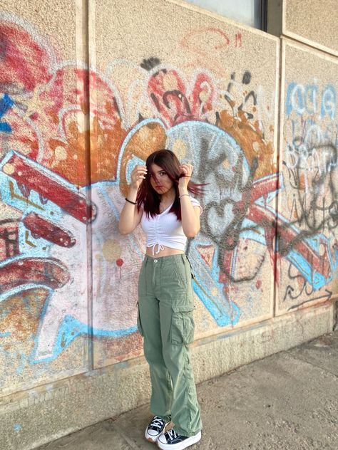 green cargo outfit, photo inspo, graffiti wall photo ideas, cargo outfi, run star converse outfit, cargo pants outfit Cargo Pants Outfit With Converse, Run Star Converse, Wall Photo Ideas, Green Cargo Outfit, Outfit With Converse, Outfit Cargo Pants, Cargo Outfit, Converse Outfit, Outfit Photo