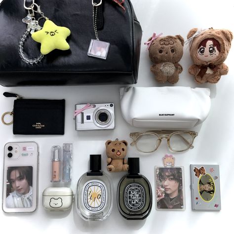 Whats In My Bag Kpop, Everyday Bag Essentials, School Bag Essentials, Inside My Bag, Purse Essentials, Handbag Essentials, Girls Tote, In My Bag, What In My Bag