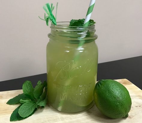 Cooling Cucumber Mint Limeade For Hot Summer Days Cucumber Limeade, Mint Limeade, Herbal Water, Aloe Vera Water, Herbal Academy, Summer Diet, Homestead Ideas, Eating Light, Herbal Recipes