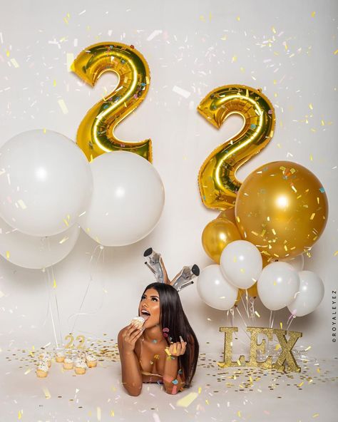 Birthday Photoshoot Black Women Ideas, 21 Birthday Poses, Golden Birthday Photoshoot, Simple Birthday Photoshoot Ideas, Golden Photoshoot, 21st Photoshoot, 2023 Birthday, 20th Bday, Bday Photoshoot