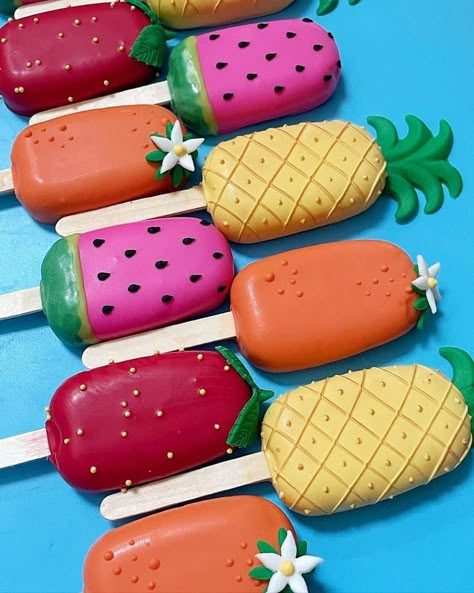 Cake Pop Summer, Twotti Fruity Cake Pops, Hawaiian Theme Cake Pops, Tropical Theme Cake Pops, Pool Theme Cake Pops, Hawaiian Theme Treats, Luau Party Treats, Cake Pops Summer, Hawaiin Cakes Ideas