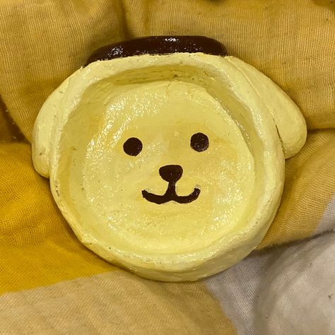 By @101Sallie on Instagram Pompompurin Gift Ideas, Clay Pompompurin, Sanrio Pompompurin, Mini Clay, Clay Designs, How To Make Clay, Ceramics Ideas, Ceramic Ideas, Cute Clay