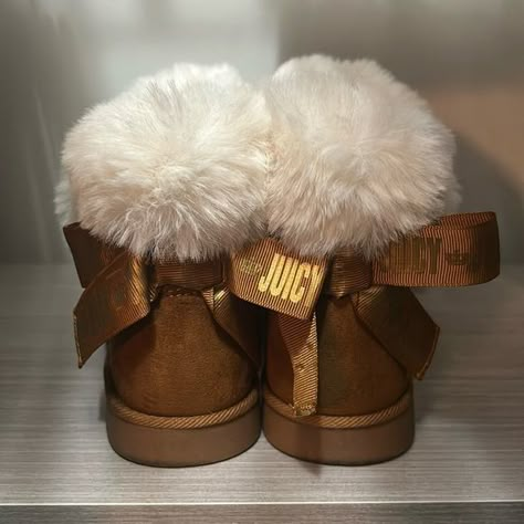 Juicy couture furry boots Juicy Couture Uggs, Fashion Objects, Heart Couture, Juicy Couture Boots, Hello Kitty Girl, Fluffy Boots, Mcbling Fashion, Uggs Boots, Kitty Girl