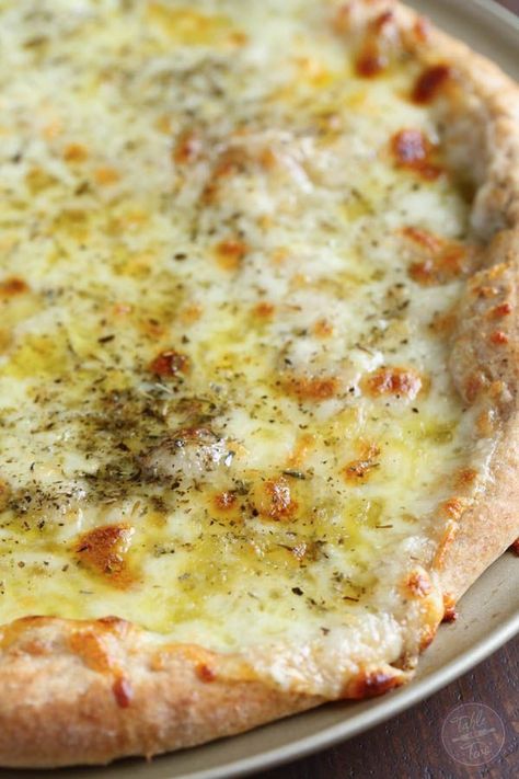 A classic white pizza with a whole-wheat blend crust is the perfect cheesy, oily, and garlic-y pizza for any day of the week! Homemade White Pizza, White Pizza Recipe, Pizza Blanca, White Pizza Recipes, Delicious Pizza Recipes, Calzone Pizza, Pesto Pizza, Meal Prep Plans, White Pizza