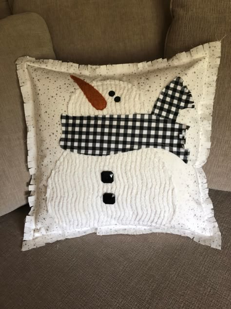 Snowmen Applique Patterns, Pillowcase Crafts Projects, Chenille Bedspread Crafts Ideas, Chenille Pillows Diy, Snowman Pillow Diy, Snowman Pillows To Make, Christmas Pillows Diy Sewing Projects, Christmas Pillow Patterns, Christmas Pillows To Make