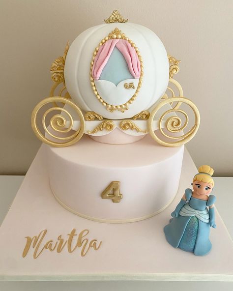 Cinderella Carriage Cake, Cinderella Birthday Theme, Cinderella Castle Cake, Cinderella Birthday Cake, Cinderella Cake Topper, Castle Birthday Cakes, Carriage Cake, Princess Castle Cake, Cinderella Birthday Party