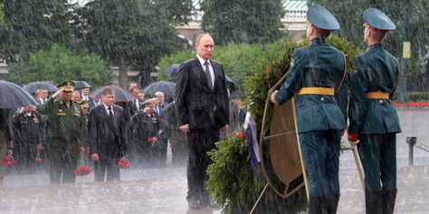 Standing In The Rain, Unknown Soldier, Armistice Day, Honor Guard, Fallen Soldier, Veteran’s Day, Great Leaders, World Leaders, The Rain