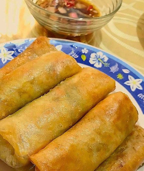 Crispy Lumpiang Gulay at Togue Lumpiang Gulay Recipe, Lumpiang Gulay, Lumpia Recipe Filipino, Vegetable Lumpia, Sweet And Sour Spareribs, Embutido Recipe, Pinoy Merienda, Vegetable Egg Rolls, Lumpia Recipe