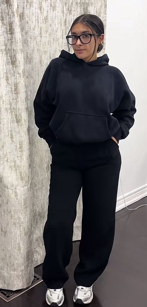 Sweat Pants And Long Sleeve Outfit, Black Flared Sweatpants Outfit, Wide Leg Sweatpants Outfit Black Women, Black Sweatpants Outfit Women, Black Hoodie Outfit Black Women, Comfy Fits Black Women, Sweatshirt And Maxi Skirt Outfit, Black Flare Sweatpants Outfit, Essential Hoodie Outfits For Women