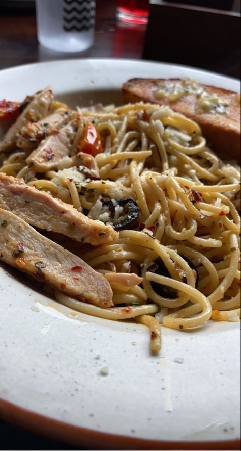 Spaghetti Aglio Olio, Spaghetti Aglio, Aglio Olio, Spaghetti, Chicken, Ethnic Recipes, Quick Saves