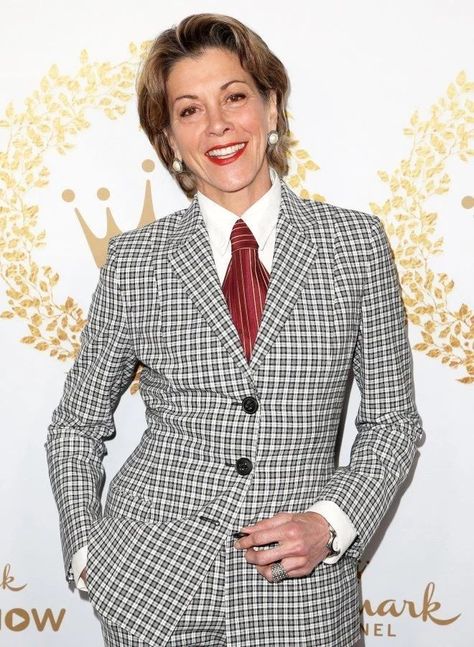 Wendy Malick, Wendie Malick, Women In Ties, Women Necktie, Woman In Suit, Know About Me, Short People, Women Ties, Woman Suit Fashion