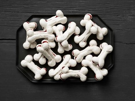 Skeleton Desserts, Monster Marshmallows, Meringue Bones, Halloween Potluck Recipes, Holiday Confections, Halloween Appetizers For Adults, Party Food Ideas For Adults, Witch Finger Cookies, Monster Cakes