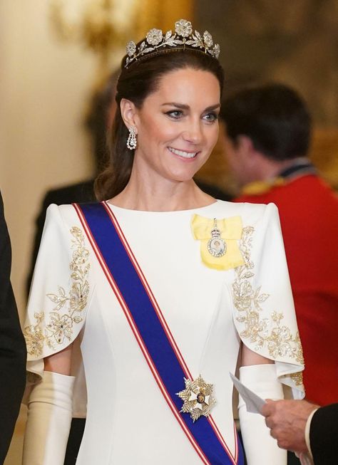 An Incredible Tiara Surprise from the Princess of Wales at the South Korean State Banquet! Strathmore Rose Tiara, Rose Tiara, Catherine Cambridge, Family Gossip, State Banquet, Princesse Kate Middleton, Lady Elizabeth, Kate Middleton Pictures, Rainha Elizabeth Ii