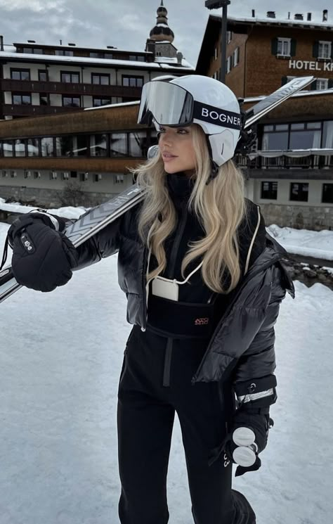 Afterski Outfit, Skii Outfit, Ski Girl Aesthetic, Mode Au Ski, Ski Girls, Ski Fits, Snow Fits, Ski Trip Outfit, Apres Ski Outfits