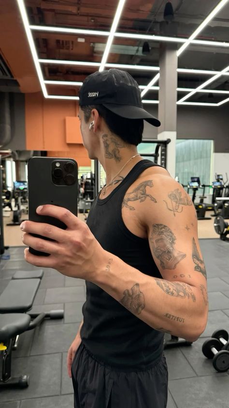 Patchwork Arm Tattoo Ideas, Shoulder Piece Tattoo, Tattoo Homme, Circular Tattoo, Shoulder Tats, Zeus Tattoo, Matching Best Friend Tattoos, Small Shoulder Tattoos, Small Girly Tattoos