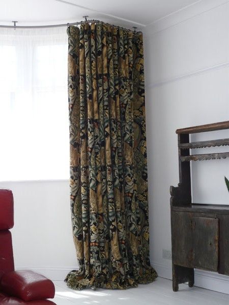 An elegant curtain covering a blank wall - no tieback needed Bay Window Curtain Poles, Bay Window Living Room, Bay Window Curtain, Bay Window Curtains, Bay Windows, Curtain Pole, Curtain Rails, Elegant Curtains, Cottage Living Rooms