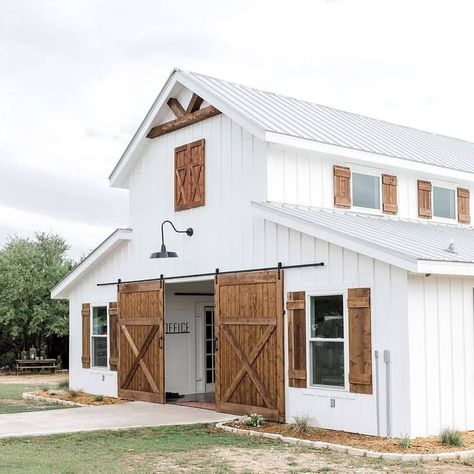 Farmhouse Is My Style on Instagram: “Such a Beautiful Classic White Barn!! Love the natural wood barn doors and accents!⁠ ( 📷Credit: @fiveoaksfarm) ❤🏡🌅🚜 ❤💕 .. Also please check…” Backyard Barn, Barn Shop, Barn Renovation, Barn Houses, Barns Sheds, Barn Plans, Modern Farmhouse Design, Dream Barn, Barn Design