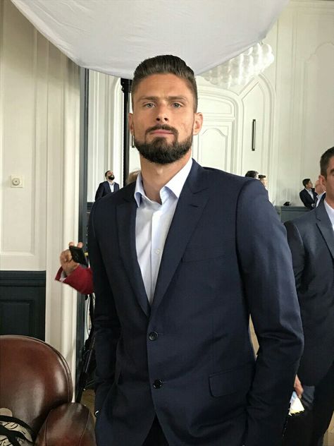 Olivier Giroud Soccer Players Haircuts, Football Hairstyles, France National Football Team, Olivier Giroud, Fc Chelsea, European Soccer, Soccer Guys, Soccer Boys, European Football