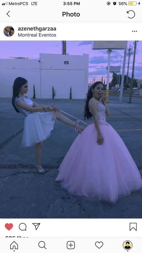 Quince Photoshoot Outfits, Quince Pictures With Family, Best Friend Quince Pictures, Quincera Photo Ideas, Quince Court Photoshoot Ideas, Quince Picture Ideas With Court, Quinceanera Family Pictures, Quince Photoshoot Ideas With Family, Twin Quinceanera Ideas