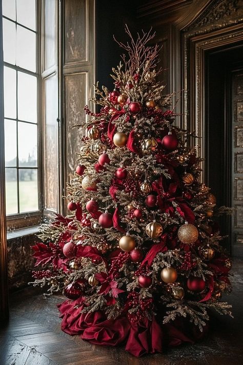 29 Red and Gold Christmas Tree Masterpieces (That Will Make Your Holiday Dreams Come True) - homeideashub.com Red And Gold Christmas, Red Gold Christmas, Christmas Decor Trends, Chirstmas Decor, Red And Gold Christmas Tree, Christmas Dinners, Money Bouquet, Luxurious Lifestyle, Money Life