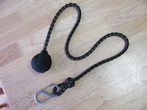 Paracord self defense lanyard - Survivalist Forum How To Make Lanyards, Monkey Fist Keychain, Paracord Monkeyfist, Lanyard Knot, Paracord Projects Diy, Diy Lanyard, Paracord Lanyard, Paracord Bracelet Diy, Paracord Diy