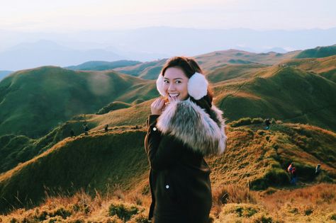 Mt. Pulag, Benguet, Philippines Mount Pulag is the 3rd highest mountain in the Philippines. It is Luzon’s highest peak at 2,922 metres above sea level. The borders between the provinces of Benguet, Ifugao, and Nueva Vizcaya meet at the mountain's peak. Mt Pulag Photography, Mt Pulag Outfit, Benguet Philippines, Mt Pulag, Hiking Photography, Hiking Outfit Women, Mountain Peak, Tourist Spots, Outfit Women